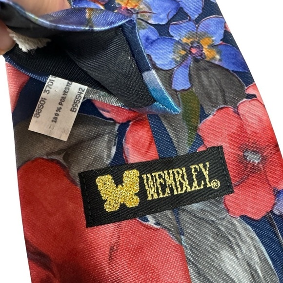 Wembley Floral Men’s necktie tie made in the USA - Picture 3 of 3